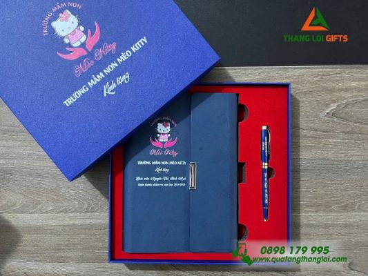 Bộ Quà Tặng (Sổ+Bút) - In Khắc Logo Trường Mầm Non Mèo Kitty