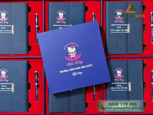 Bộ Quà Tặng (Sổ+Bút) - In Khắc Logo Trường Mầm Non Mèo Kitty