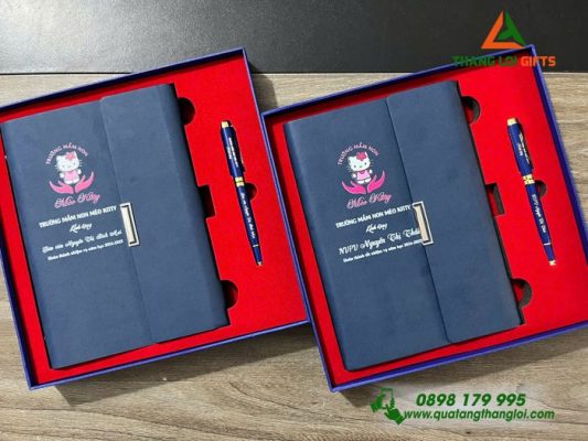Bộ Quà Tặng (Sổ+Bút) - In Khắc Logo Trường Mầm Non Mèo Kitty
