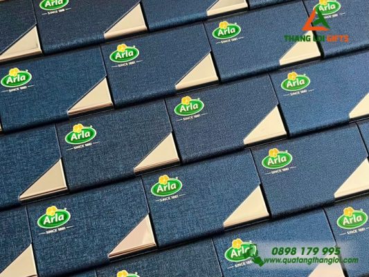 Hộp Đựng Namecard Vát Cạnh Màu Xanh – In Logo Doanh Nghiệp Arla