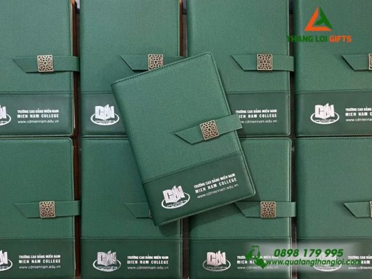 Sổ Da Bìa Còng – Ép Kim Bạc Logo Trường Cao Đẳng Miền Nam