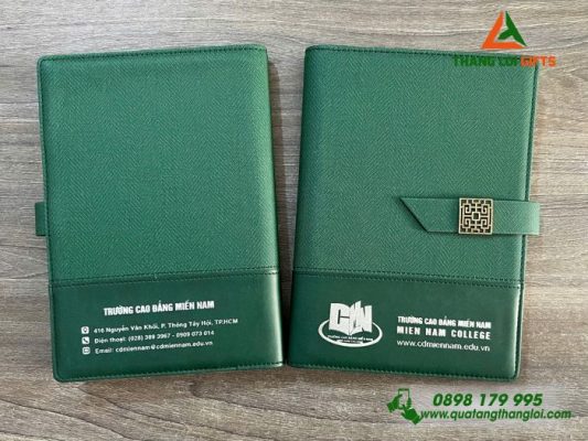 Sổ Da Bìa Còng – Ép Kim Bạc Logo Trường Cao Đẳng Miền Nam