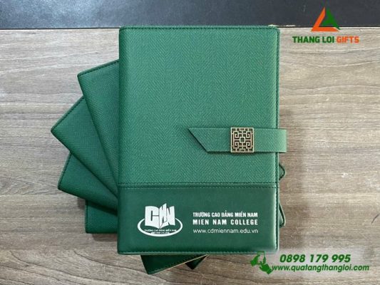 Sổ Da Bìa Còng – Ép Kim Bạc Logo Trường Cao Đẳng Miền Nam