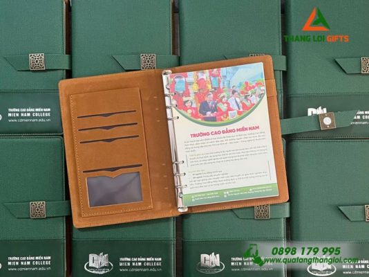 Sổ Da Bìa Còng – Ép Kim Bạc Logo Trường Cao Đẳng Miền Nam