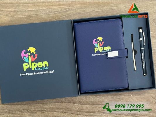 Bộ Quà Tặng (Sổ Dán Gáy+Bút) - In Khắc Logo Trường Pippon Academy