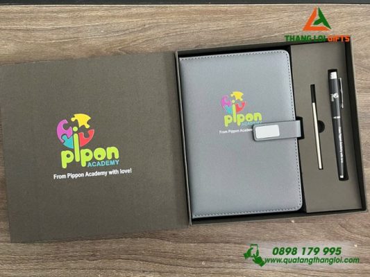 Bộ Quà Tặng (Sổ Dán Gáy+Bút) - In Khắc Logo Trường Pippon Academy