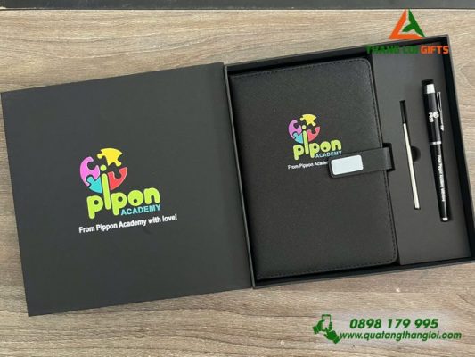 Bộ Quà Tặng (Sổ Dán Gáy+Bút) - In Khắc Logo Trường Pippon Academy