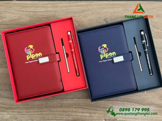 Bộ Quà Tặng (Sổ Dán Gáy+Bút) - In Khắc Logo Trường Pippon Academy