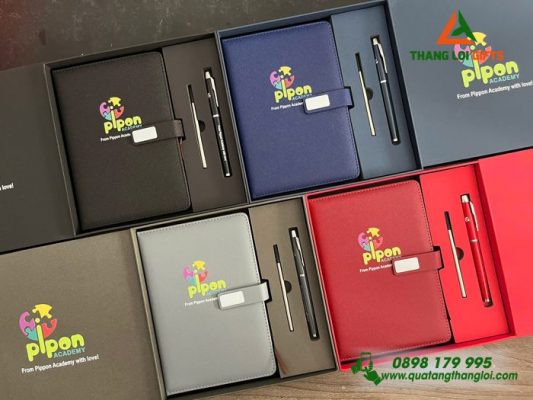 Bộ Quà Tặng (Sổ Dán Gáy+Bút) - In Khắc Logo Trường Pippon Academy