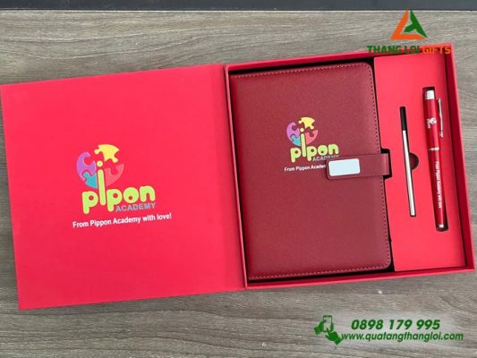 Bộ Quà Tặng (Sổ Dán Gáy+Bút) - In Khắc Logo Trường Pippon Academy