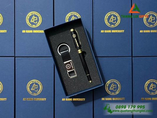 Bộ Quà Tặng (Bút+Móc Khóa) - In Khắc Logo Trường Đại Học An Giang