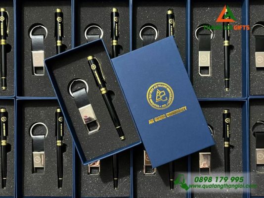Bộ Quà Tặng (Bút+Móc Khóa) - In Khắc Logo Trường Đại Học An Giang