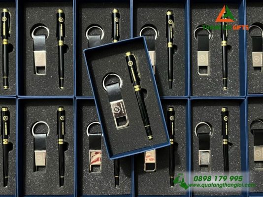 Bộ Quà Tặng (Bút+Móc Khóa) - In Khắc Logo Trường Đại Học An Giang