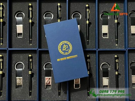 Bộ Quà Tặng (Bút+Móc Khóa) - In Khắc Logo Trường Đại Học An Giang