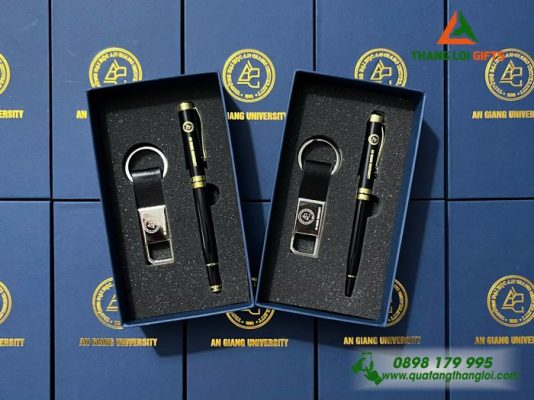Bộ Quà Tặng (Bút+Móc Khóa) - In Khắc Logo Trường Đại Học An Giang