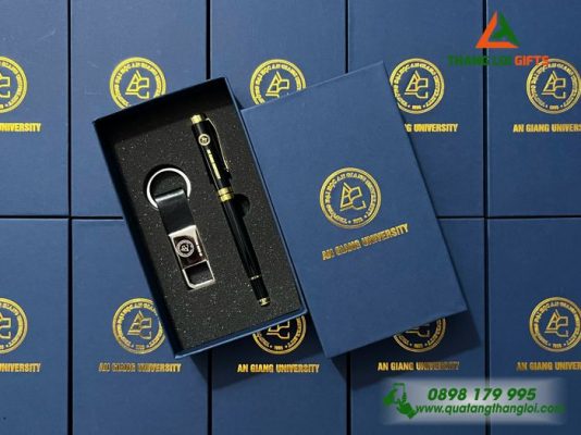 Bộ Quà Tặng (Bút+Móc Khóa) - In Khắc Logo Trường Đại Học An Giang