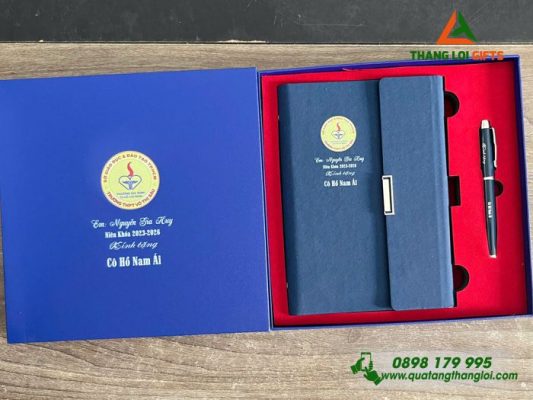 Bộ Quà Tặng (Sổ+Bút) - In Khắc Logo Trường THPT Võ Thị Sáu