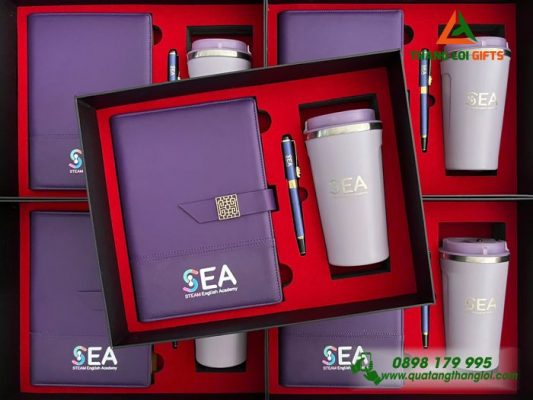 Bộ Quà Tặng (Sổ+ Ly+ Bút) Màu Tím – In Khắc Logo Trung Tâm Anh Ngữ SEA