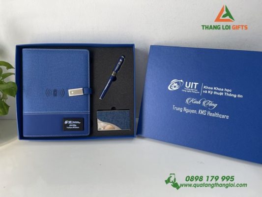 Giftset - Bộ Quà Tặng Cao Cấp In Khắc Logo Trường Đại Học Công Nghệ Thông Tin