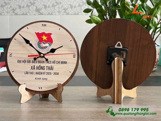Đồng Hồ Gỗ Tròn Để Bàn – In Khắc Logo Đại Hội Đoàn TNCS Hồ Chí Minh Xã Hồng Thái