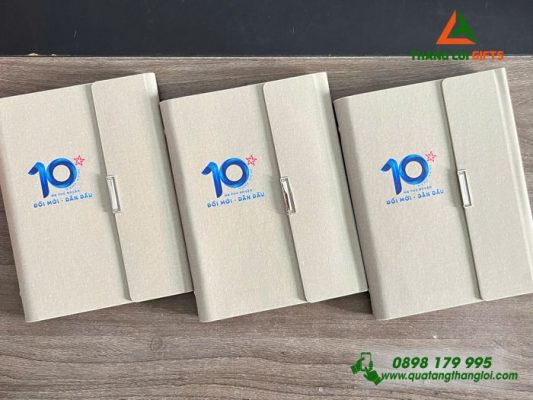 Sổ Da Bìa Còng Gập 3 Màu Trắng Kem  In logo 10 Năm Ngân Hàng MB