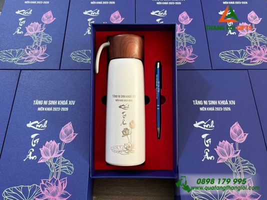 Set Quà Tặng (Bình Nắp Gỗ+Bút) In Khắc Hình Ảnh Tăng Ni Sinh Khóa XIV
