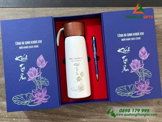 Set Quà Tặng (Bình Nắp Gỗ+Bút) In Khắc Hình Ảnh Tăng Ni Sinh Khóa XIV