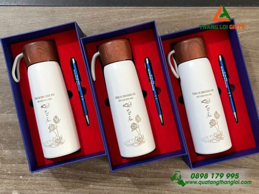 Set Quà Tặng (Bình Nắp Gỗ+Bút) In Khắc Hình Ảnh Tăng Ni Sinh Khóa XIV