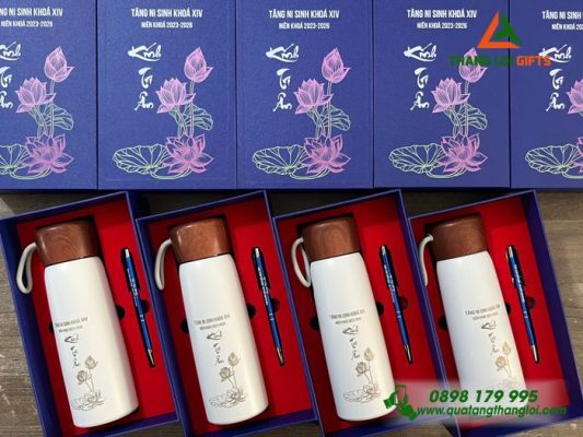 Set Quà Tặng (Bình Nắp Gỗ+Bút) In Khắc Hình Ảnh Tăng Ni Sinh Khóa XIV