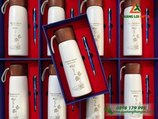 Set Quà Tặng (Bình Nắp Gỗ+Bút) In Khắc Hình Ảnh Tăng Ni Sinh Khóa XIV