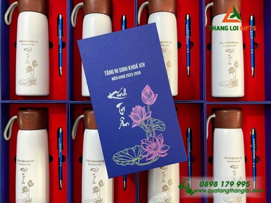Set Quà Tặng (Bình Nắp Gỗ+Bút) In Khắc Hình Ảnh Tăng Ni Sinh Khóa XIV