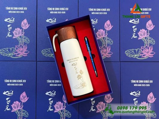 Set Quà Tặng (Bình Nắp Gỗ+Bút) In Khắc Hình Ảnh Tăng Ni Sinh Khóa XIV
