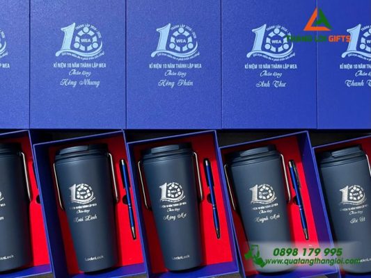 Combo Quà Tặng (Ly Lock+Bút Ký) In Khắc Logo Trung Tâm Anh Ngữ Tây Âu Mỹ