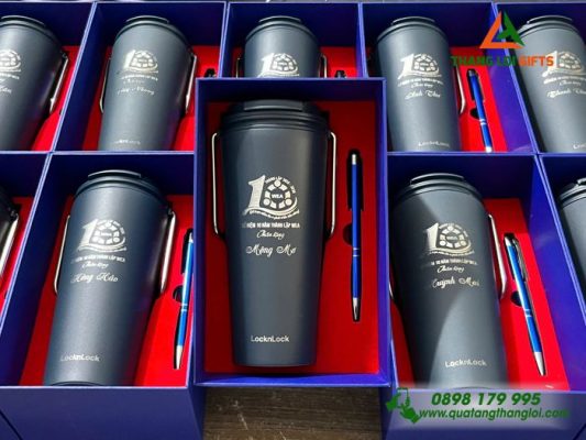 Combo Quà Tặng (Ly Lock+Bút Ký) In Khắc Logo Trung Tâm Anh Ngữ Tây Âu Mỹ