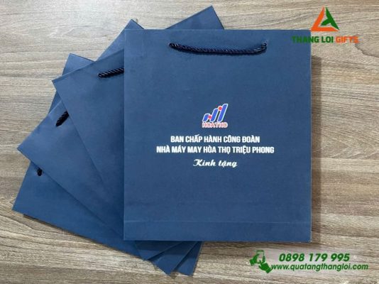 Set Quà Tặng (Sổ Dán Gáy+Bút) In Khắc Logo Nhà Máy May Hòa Thọ Triệu Phong