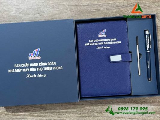 Set Quà Tặng (Sổ Dán Gáy+Bút) In Khắc Logo Nhà Máy May Hòa Thọ Triệu Phong