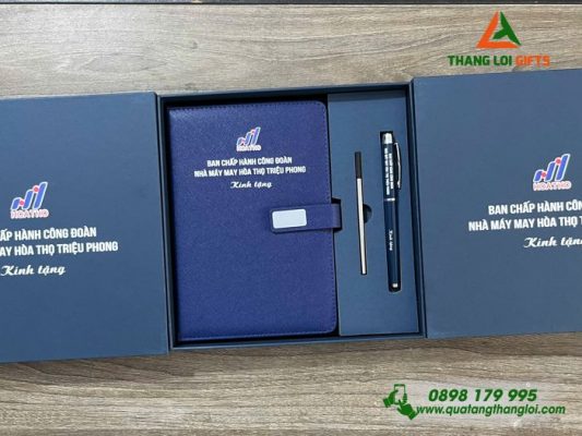 Set Quà Tặng (Sổ Dán Gáy+Bút) In Khắc Logo Nhà Máy May Hòa Thọ Triệu Phong