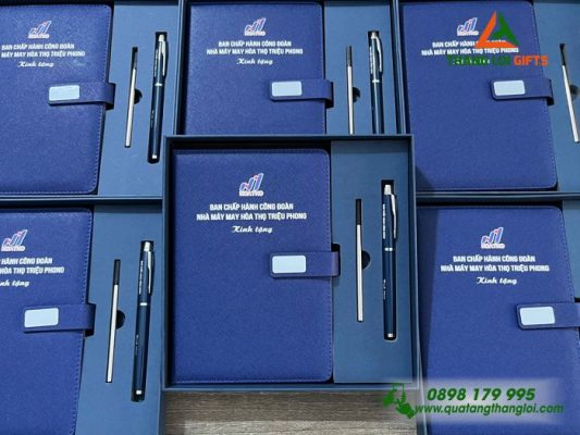 Set Quà Tặng (Sổ Dán Gáy+Bút) In Khắc Logo Nhà Máy May Hòa Thọ Triệu Phong