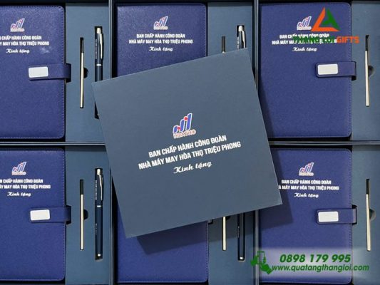 Set Quà Tặng (Sổ Dán Gáy+Bút) In Khắc Logo Nhà Máy May Hòa Thọ Triệu Phong