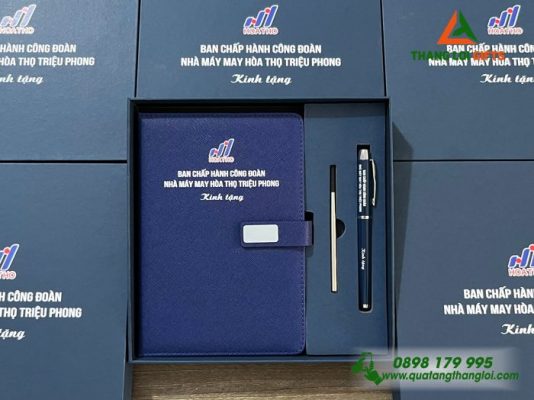 Set Quà Tặng (Sổ Dán Gáy+Bút) In Khắc Logo Nhà Máy May Hòa Thọ Triệu Phong