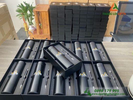 Set Quà Tặng (Bình+Bút) In Khắc Logo Bất Động Sản Và Định Cư Úc NSB