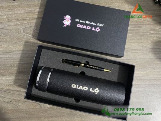 Bộ Quà Tặng (Bình+Bút) Màu Đen In Khắc Tên Công Ty Giao LộBộ Quà Tặng (Bình+Bút) Màu Đen In Khắc Tên Công Ty Giao Lộ