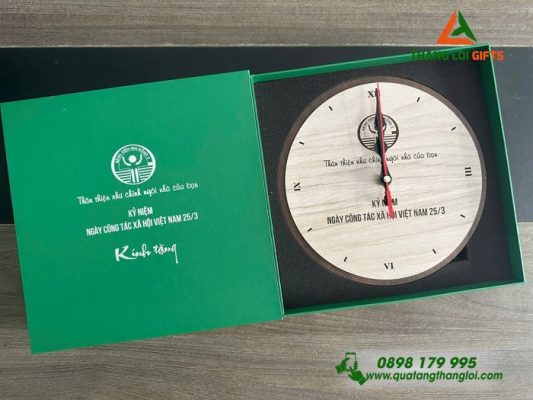 Đồng Hồ Tròn Để Bàn In Khắc Logo Bệnh Viện Nhi Đồng 2