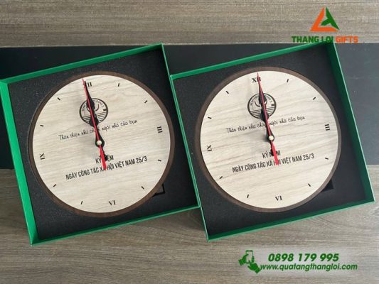 Đồng Hồ Tròn Để Bàn In Khắc Logo Bệnh Viện Nhi Đồng 2