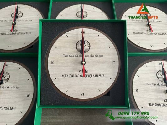Đồng Hồ Tròn Để Bàn In Khắc Logo Bệnh Viện Nhi Đồng 2