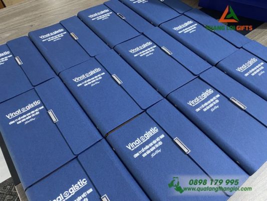 Sổ Da Bìa Còng Gập 3 Màu Xanh In Logo Doanh Nghiệp Vina Logistics