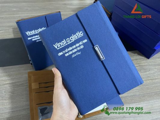 Sổ Da Bìa Còng Gập 3 Màu Xanh In Logo Doanh Nghiệp Vina Logistics