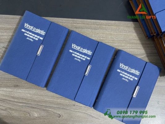 Sổ Da Bìa Còng Gập 3 Màu Xanh In Logo Doanh Nghiệp Vina Logistics