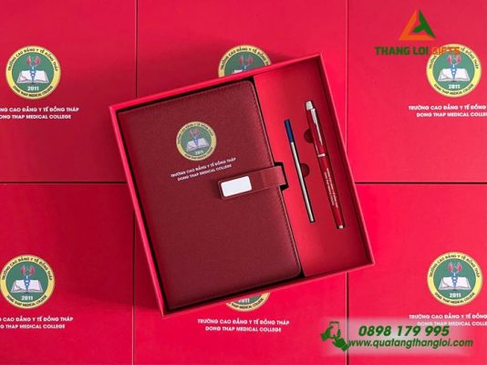 Bộ Quà Tặng (Sổ Dán Gáy+Bút) Màu Đỏ In Logo Trường Cao Đẳng Y Tế Đồng Tháp