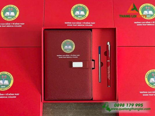 Bộ Quà Tặng (Sổ Dán Gáy+Bút) Màu Đỏ In Logo Trường Cao Đẳng Y Tế Đồng Tháp